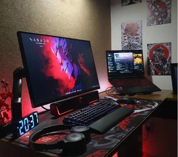 budget gaming monitor setup with mechanical keyboard and gaming laptop for fps gaming